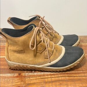 Sorel Women's Tan and Black Waterproof Shoes